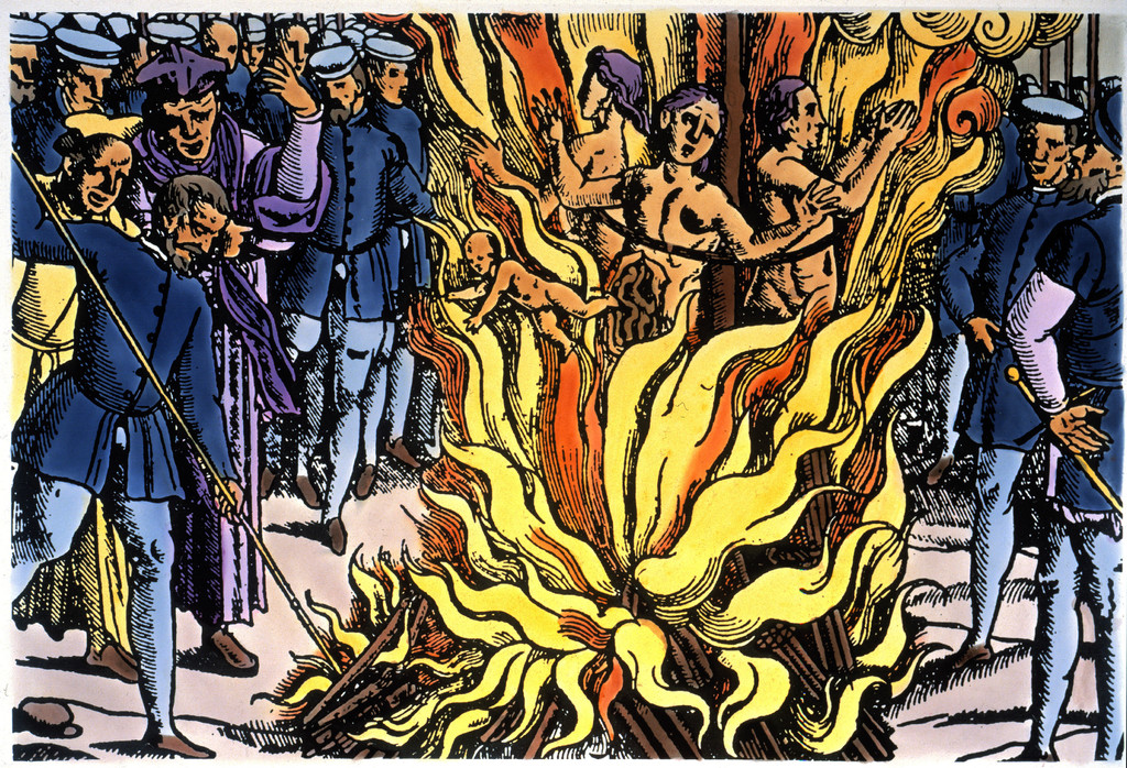 Ein neu kolorierter Holzschnitt von circa 1580 zeigt drei Frauen, die lebendig verbrannt werden. Ein Kind wird ins Feuer zurückgestoßen.