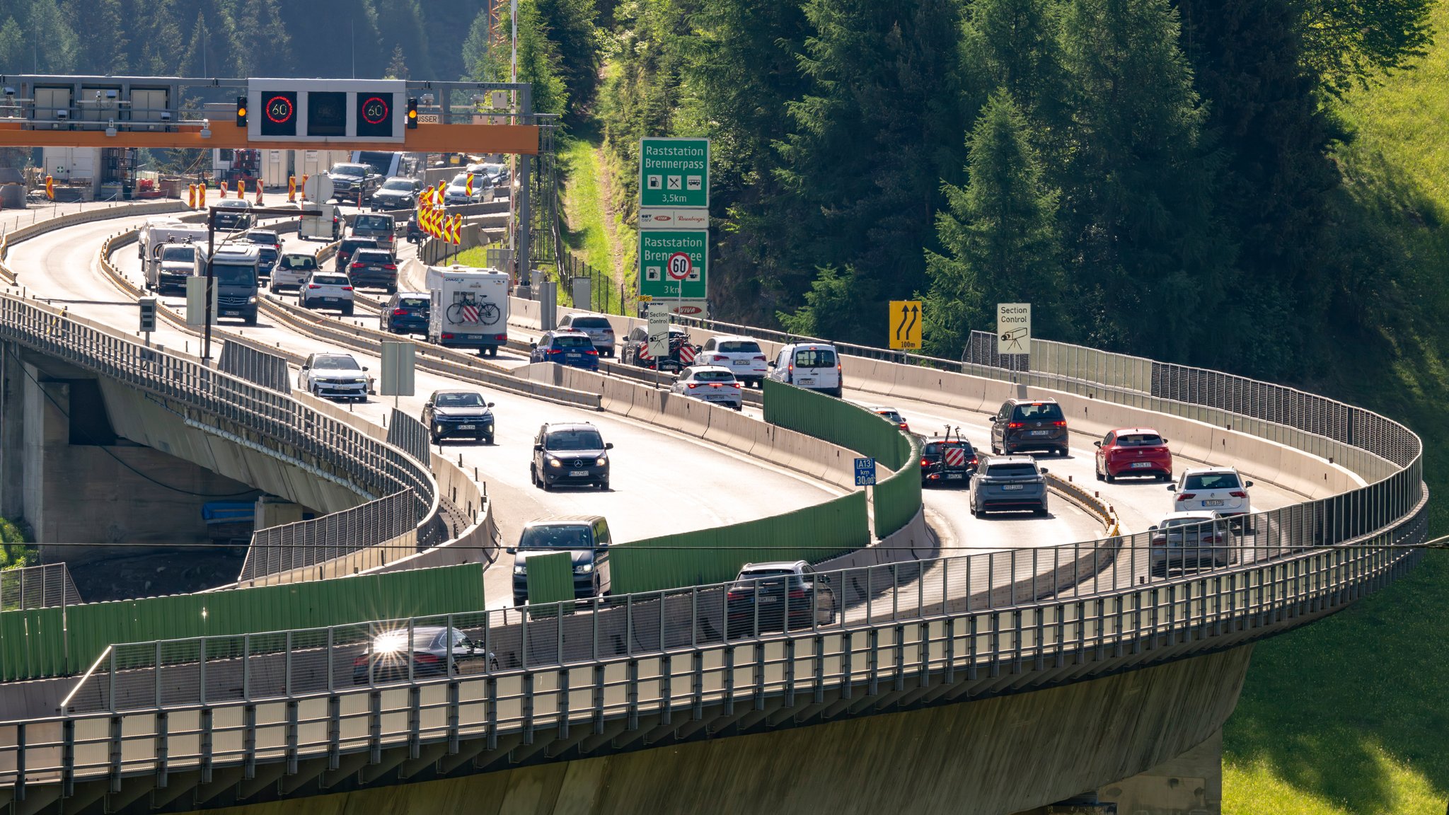 Fahrzeuge fahren am Vormittag über die A13 der Brennerautobahn. | Bild: picture alliance/dpa | Peter Kneffel Fahrzeuge fahren am Vormittag über die A13 der Brennerautobahn.