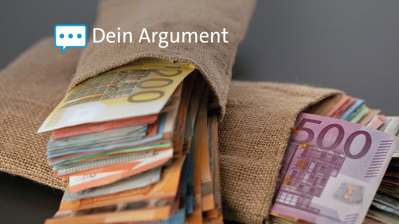 Zahlreiche Geldscheine ragen aus Stoffsäckchen heraus. | Bild: picture alliance / Geisler-Fotopress | Burkhard Schubert/Geisler-Fotopr Zahlreiche Geldscheine ragen aus Stoffsäckchen heraus.