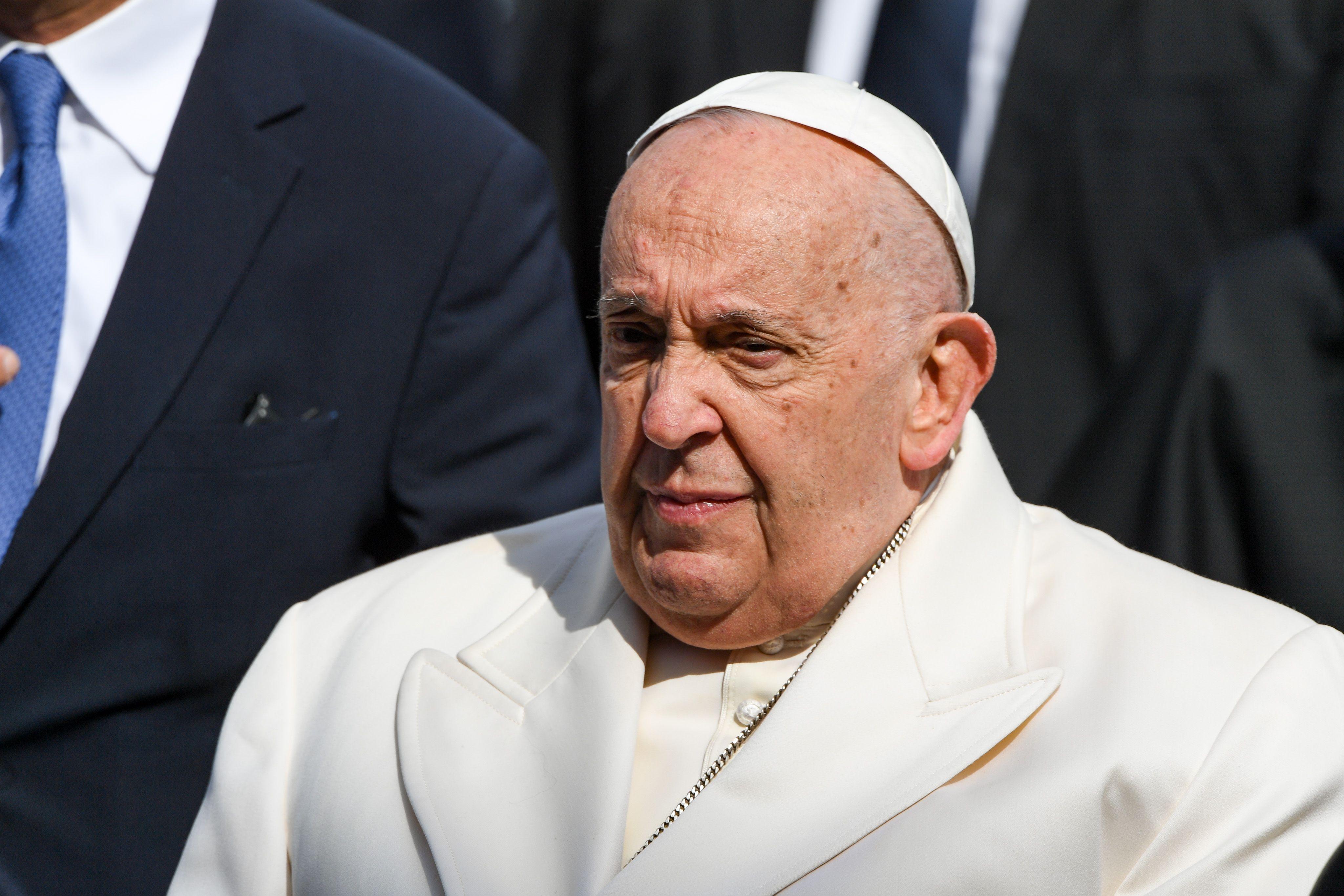 Porträt des weiß gekleideten Papst Franziskus