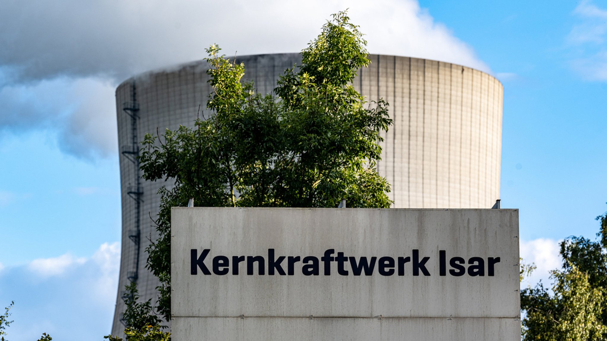 Wasserdampf steigt aus dem Kühlturm des Atomkraftwerks Isar 2.