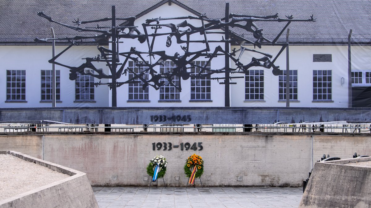 Kränze liegen am internationalen Mahnmal in der KZ-Gedenkstätte.