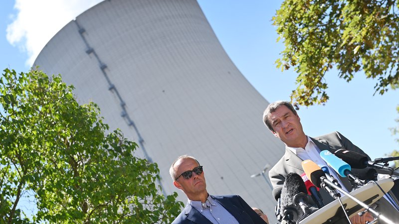 (Archivbild) Ministerpräsident Markus Söder im Jahr 2022 mit CDU-Chef Merz vor dem Atomkraftwerk Isar 2 | Bild: picture alliance / SVEN SIMON | Frank Hoermann / SVEN SIMON (Archivbild) Ministerpräsident Markus Söder im Jahr 2022 mit CDU-Chef Merz vor dem Atomkraftwerk Isar 2