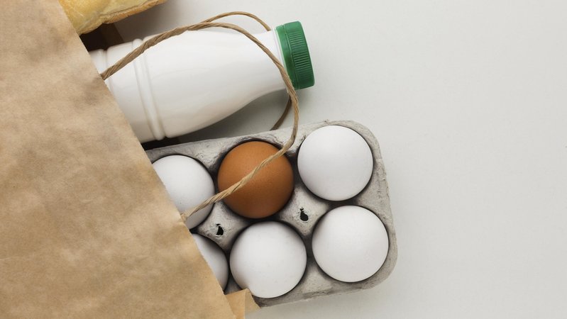 Milch, Eier und Fleisch von bayerischen Biohöfen werden heuer womöglich knapp. Das könnte dazu führen, dass zeitweise mehr importierte Bio-Lebensmittel im Regal stünden, sagen Experten. Denn die Nachfrage nach Bio steigt wieder. | Bild: picture alliance / imageBROKER | Oleksandr Latkun Milch, Eier und Fleisch von bayerischen Biohöfen werden heuer womöglich knapp. Das könnte dazu führen, dass zeitweise mehr importierte Bio-Lebensmittel im Regal stünden, sagen Experten. Denn die Nachfrage nach Bio steigt wieder.