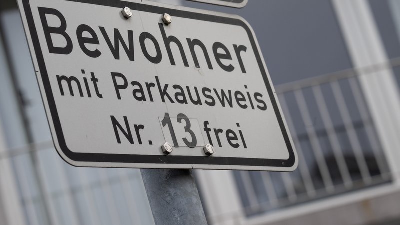 Doch in Bayern regelt der Freistaat die Höhe der Kosten für Anwohnerparkausweise.