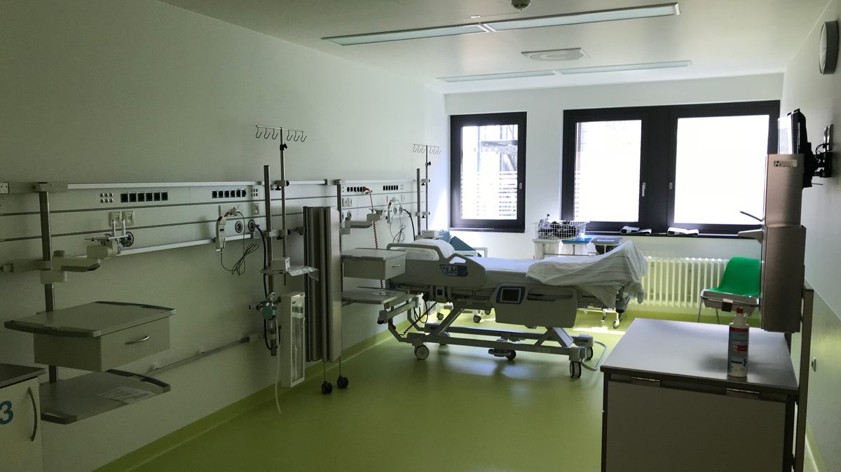 Krankenhauszimmer mit Klinikbett.