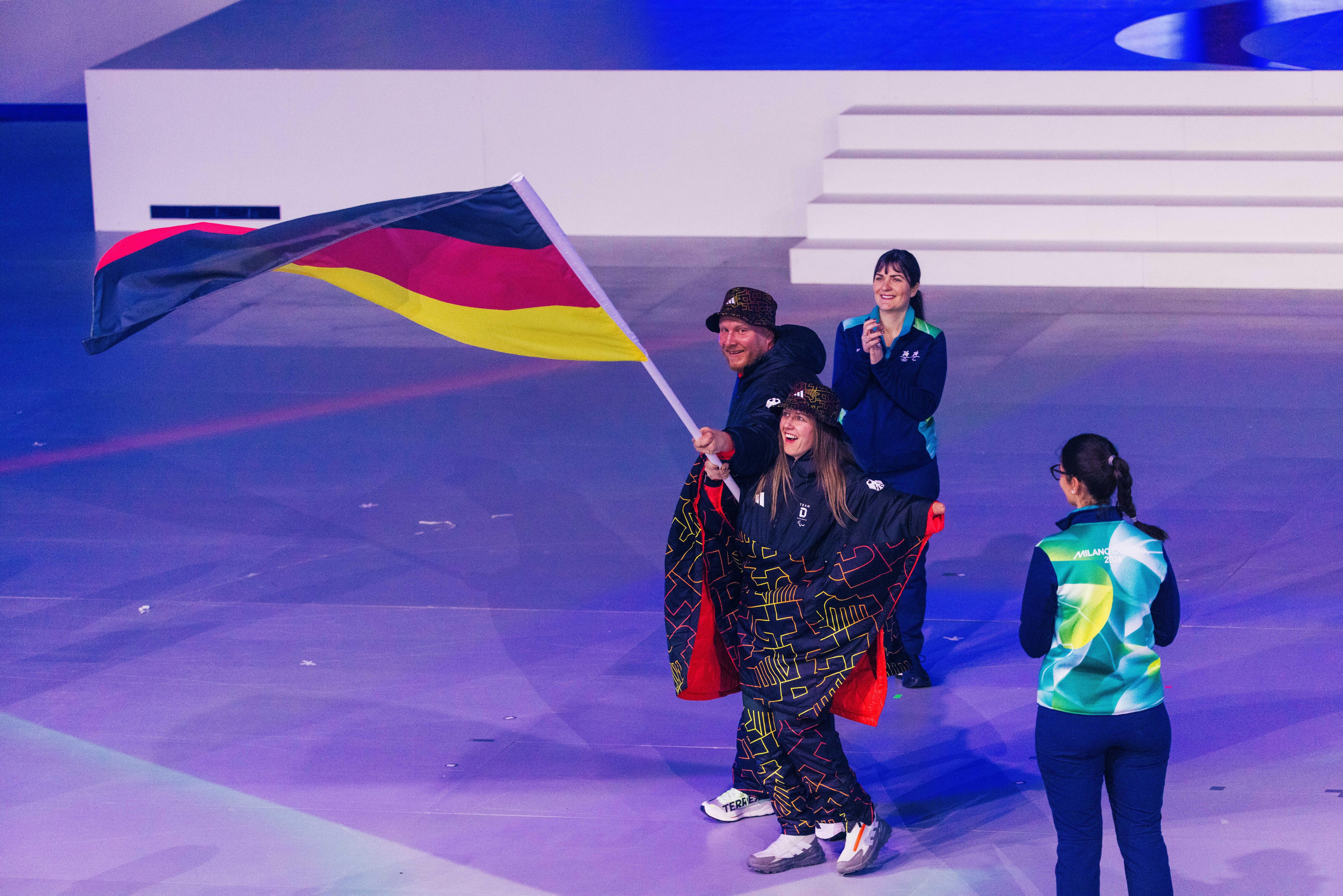 Andrea Rothfuss und Christian Schmied als Fahnenträger bei der Schlussfeier