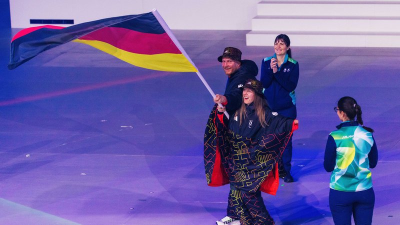 Andrea Rothfuss und Christian Schmied als Fahnenträger bei der Schlussfeier | Bild: picture alliance/dpa | Philipp von Ditfurth Andrea Rothfuss und Christian Schmied als Fahnenträger bei der Schlussfeier