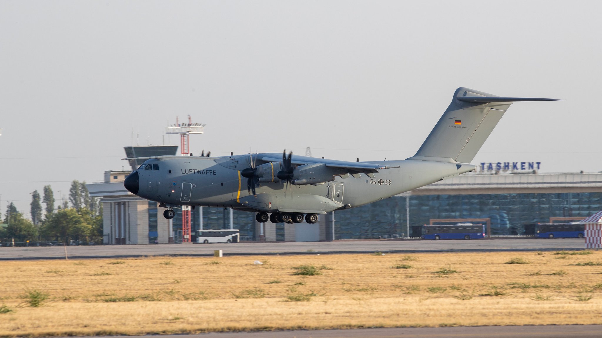 Eine Maschine vom Typ A400M bei der Landung in Usbekistan