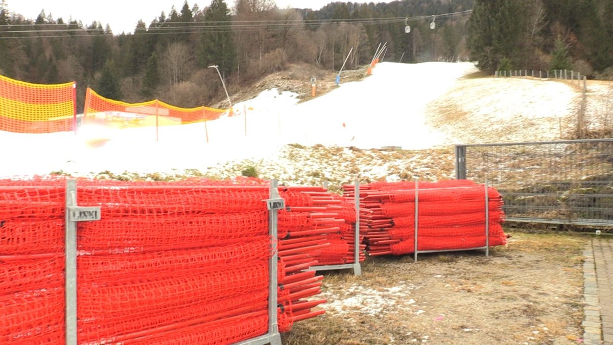 Rote Fangzäune für das Skirennen im Zielraum der Abfahrt