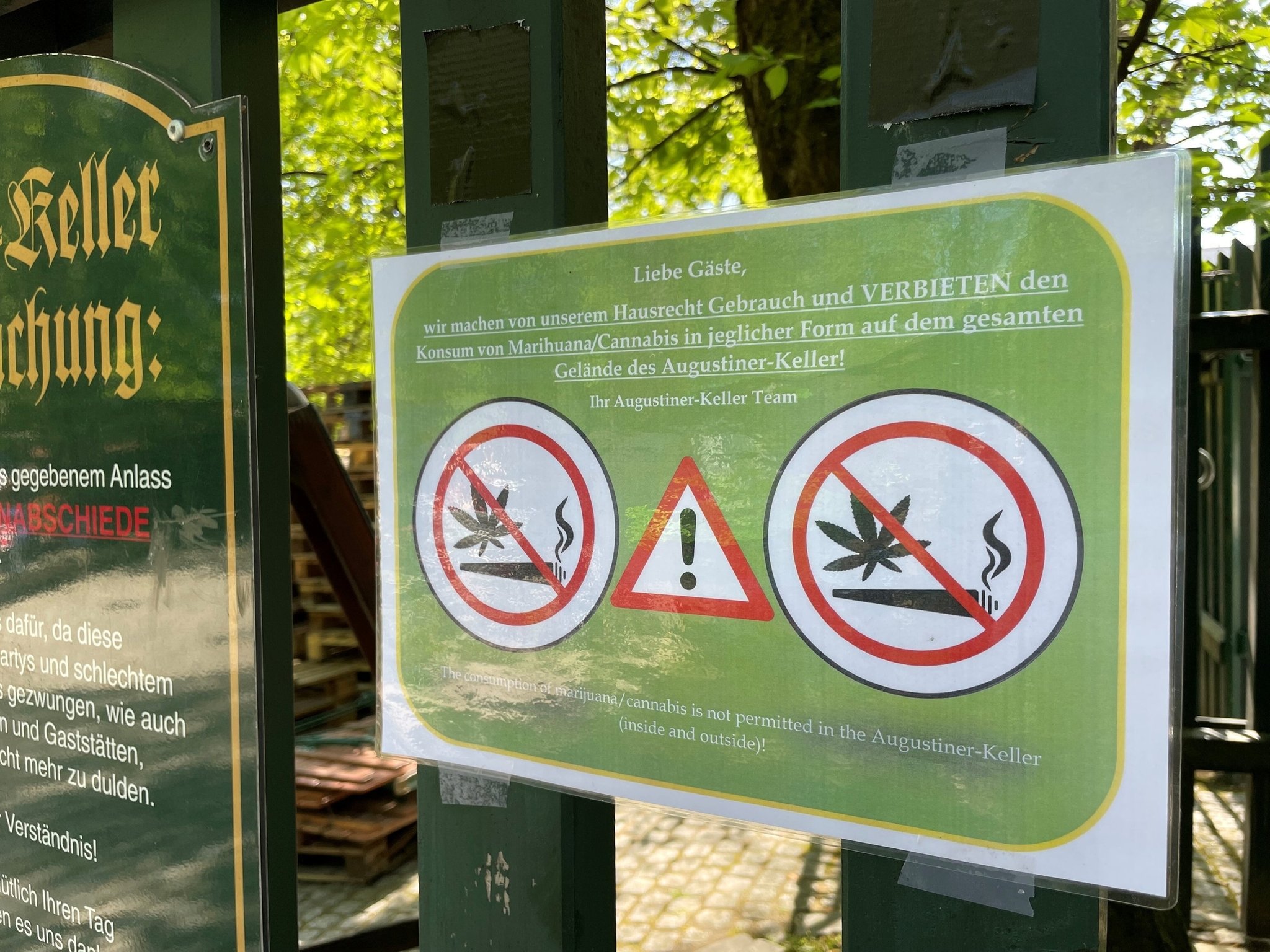 PRODUKTION - 09.04.2024, München: Am Augustiner-Keller in der Arnulfstraße in München verweist ein Schild auf das Hausrecht und untersagt damit den Konsum von Cannabis in jeglicher Form. Das betrifft auch den zugehörigen großen Biergarten. (zu dpa: Keks zur Maß: Brotzeit in Bayerns Biergärten mit Cannabis-Gebäck?) Foto: Simon Sachseder/dpa - ACHTUNG: Nur zur redaktionellen Verwendung im Zusammenhang mit der aktuellen Berichterstattung und nur mit vollständiger Nennung des vorstehenden Credits +++ dpa-Bildfunk +++