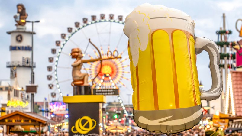 (Symbolbild) Wäre ohne Bier vermutlich ein anderes: Das Oktoberfest in München, 2024, mit einem Heliumluftballon in Maßkrugform im Vordergrund. | Bild: dpa/pa/Wolfgang Maria Weber (Symbolbild) Wäre ohne Bier vermutlich ein anderes: Das Oktoberfest in München, 2024, mit einem Heliumluftballon in Maßkrugform im Vordergrund.