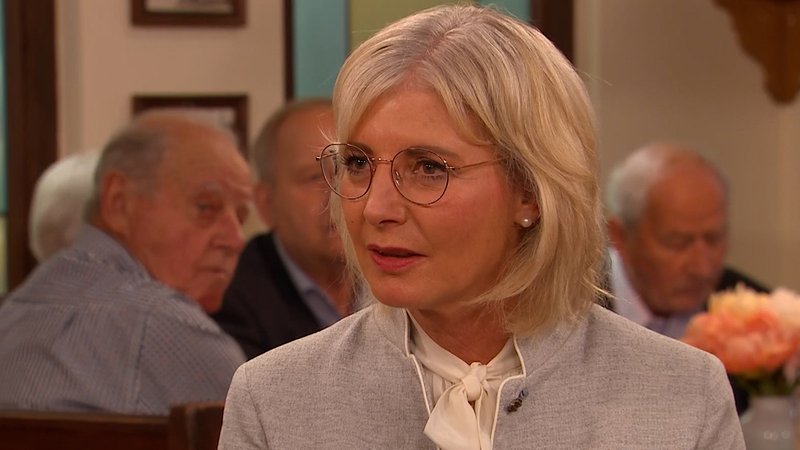 Sozialministerin Ulrike Scharf (CSU) am Sonntags-Stammtisch | Bild: BR/Andreas Schroll Sozialministerin Ulrike Scharf (CSU) am Sonntags-Stammtisch