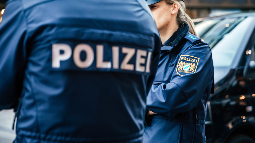 Ein Polizist steht in der Münchner Innenstadt.
