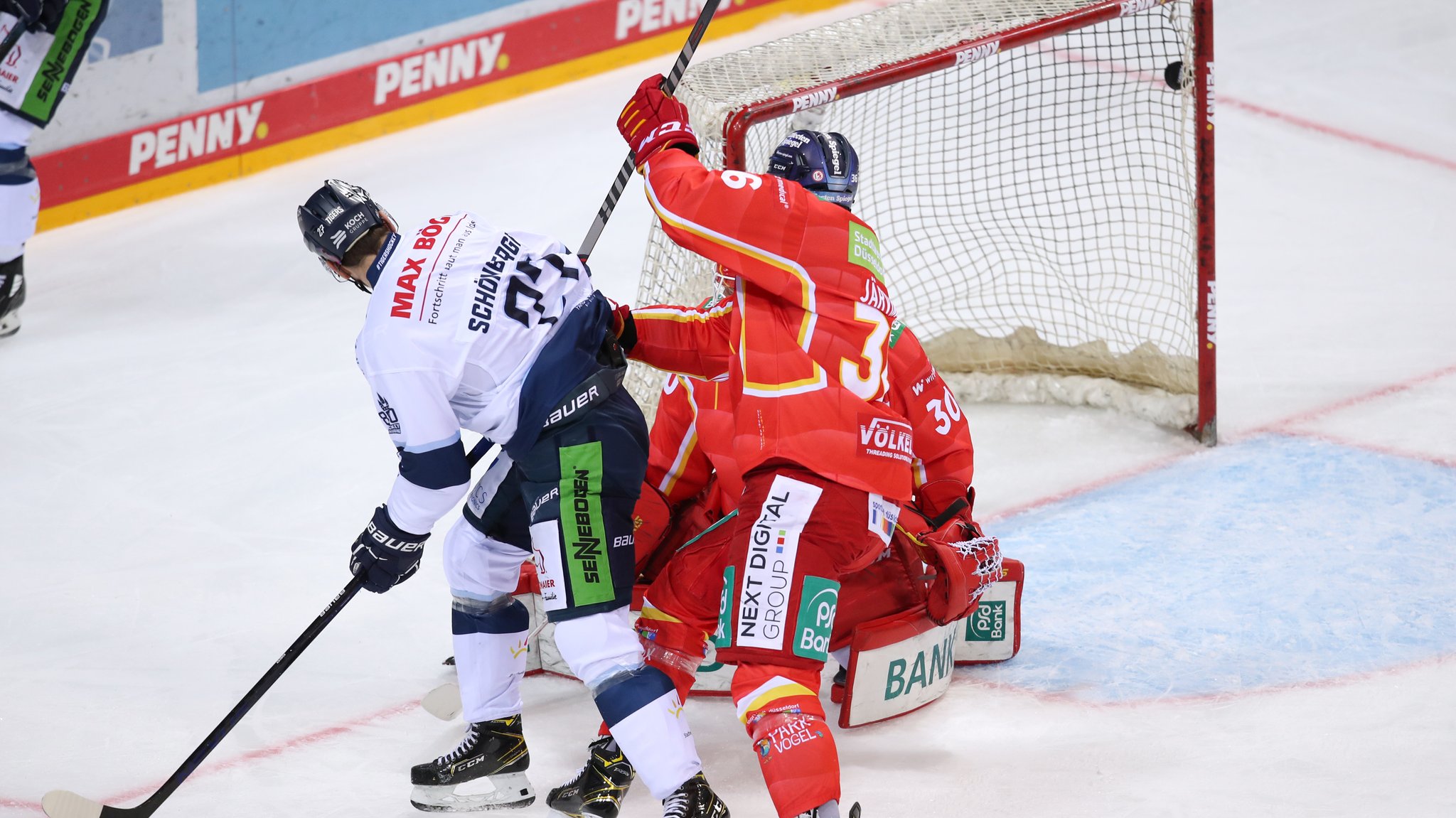  Puck von Straubings Schönberger landet im Tor zum 2:0