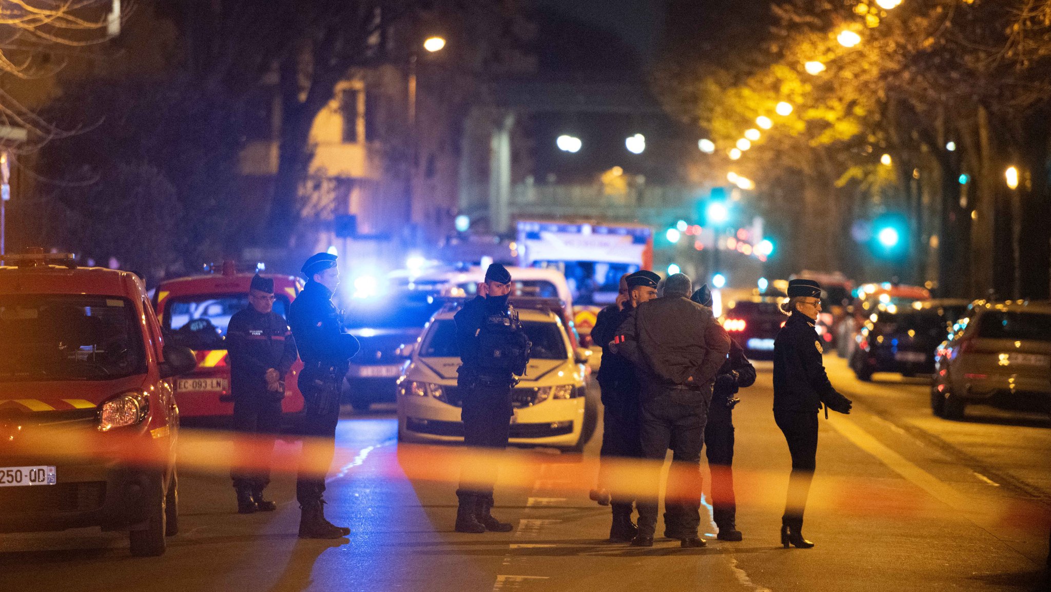 Terroristischer Messerangriff in der Nähe der Bir-Hakeim-Brücke, bei dem eine Person deutscher Herkunft getötet und zwei verletzt wurden.