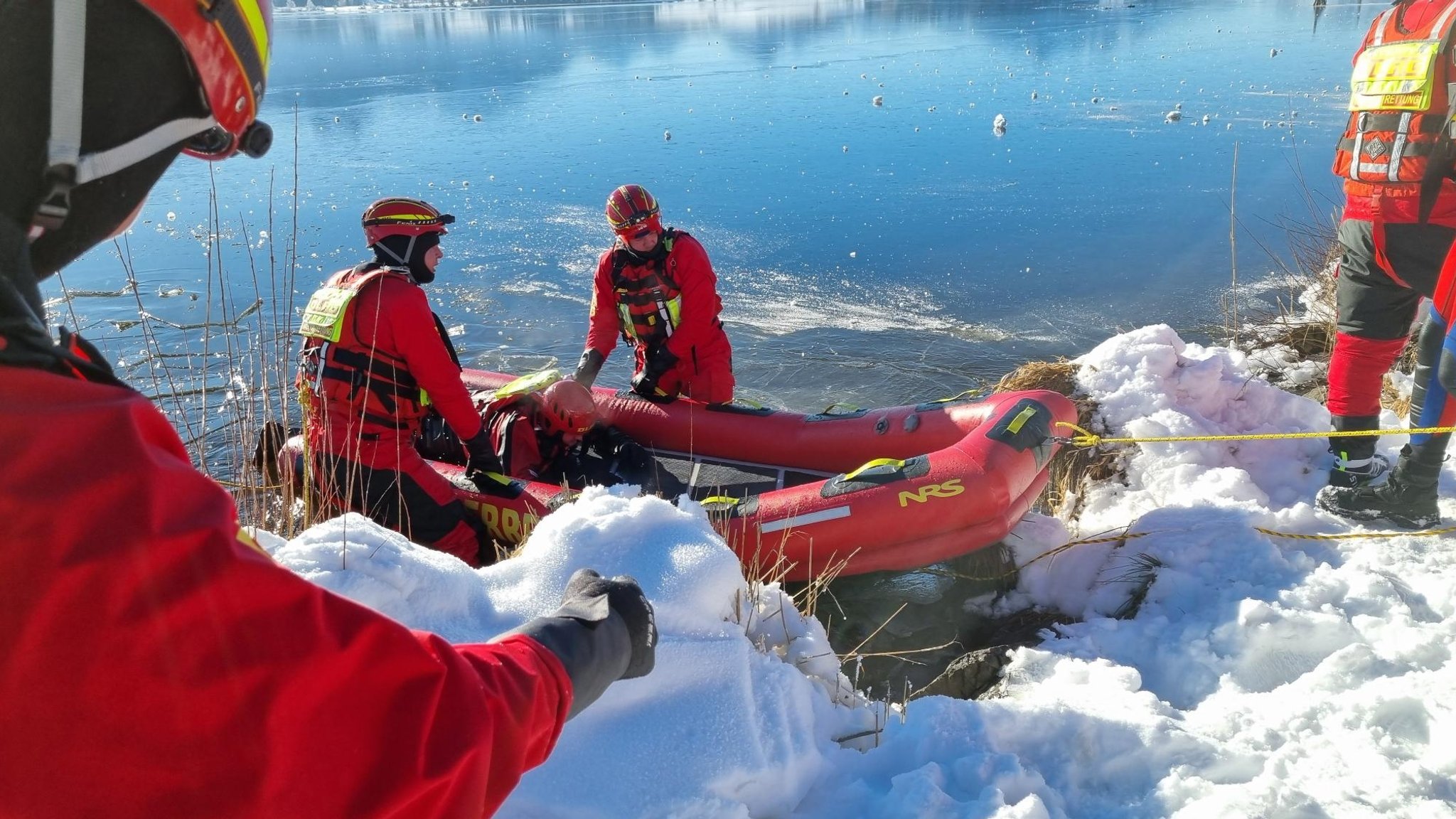 Am Hopfensee üben die Wasserretter der DLRG für den Ernstfall. | Bild: BR / Christian Hammer Am Hopfensee üben die Wasserretter der DLRG für den Ernstfall.
