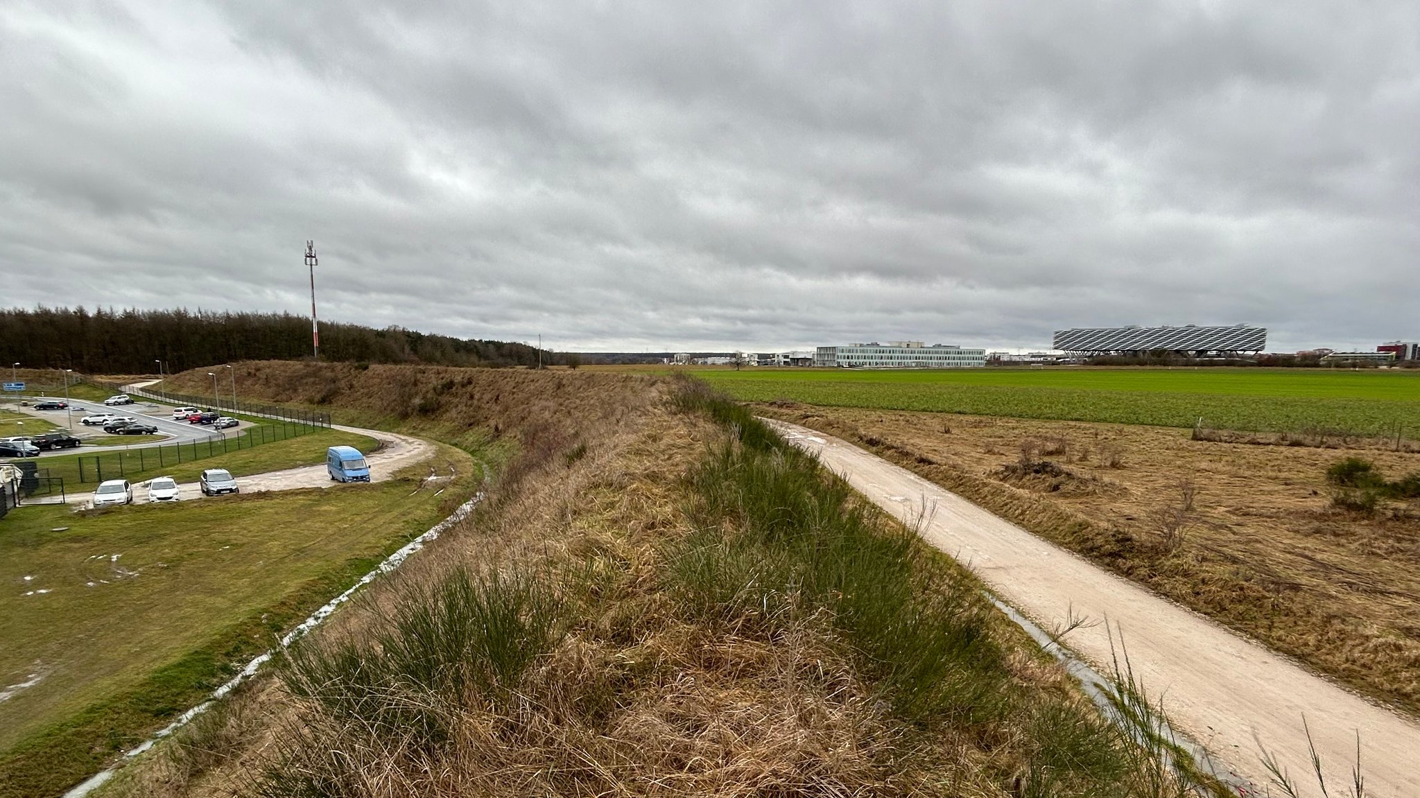 Blick vom Autobahn-Parkplatz auf den Standort des geplanten Pendlerparkhauses