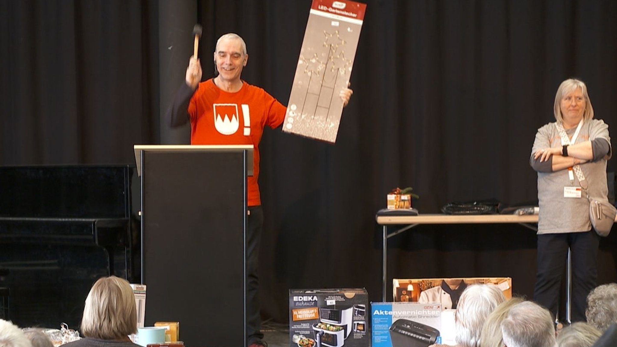 Kabarettist Sven Bach versteigert LED-Weihnachtsbeleuchtung beim "Markt der langen G'sichter".