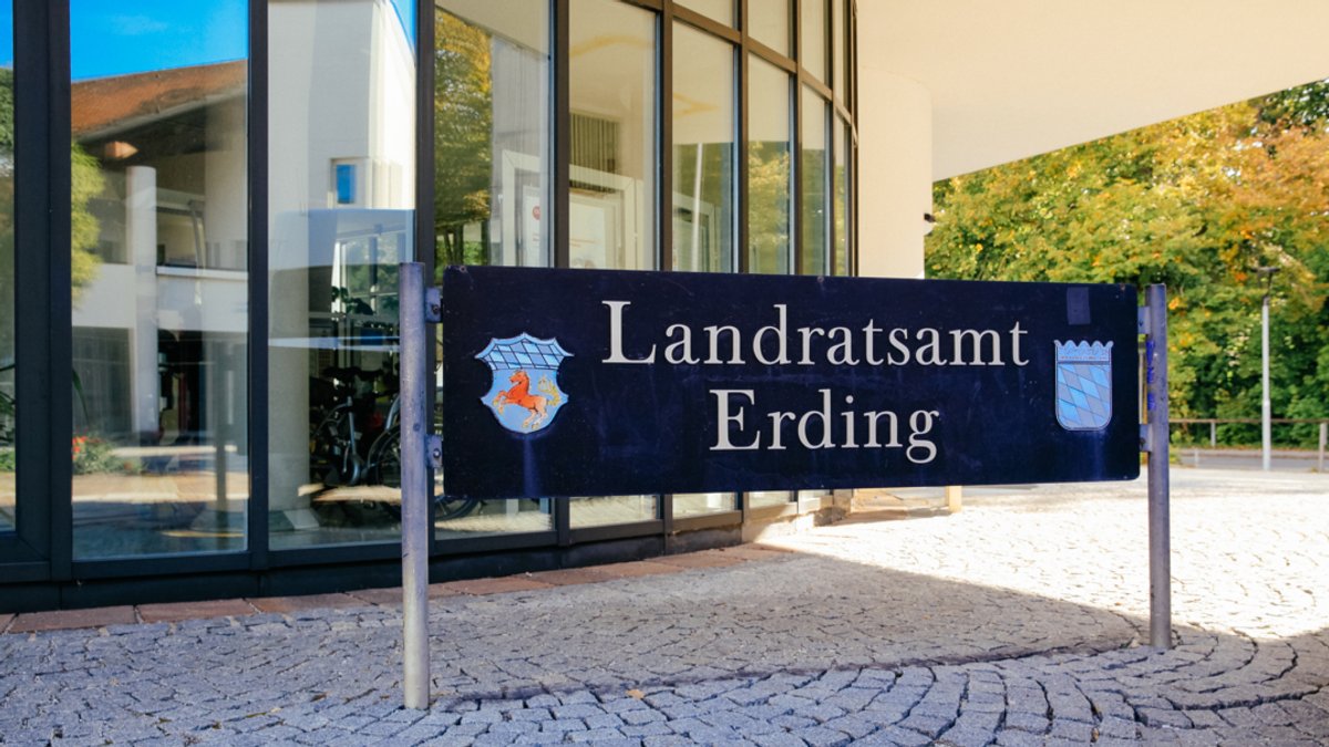 Eingang zum Landratsamt Erding, Schild mit der Aufschrift "Landratsamt Erding" und dem Erdinger sowie dem bayerischen Wappen