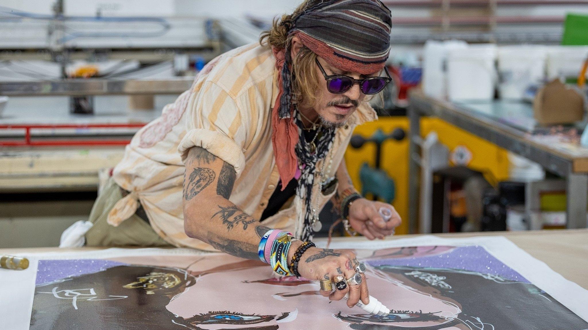 Johnny Depp mit Kopftuch beim Malen