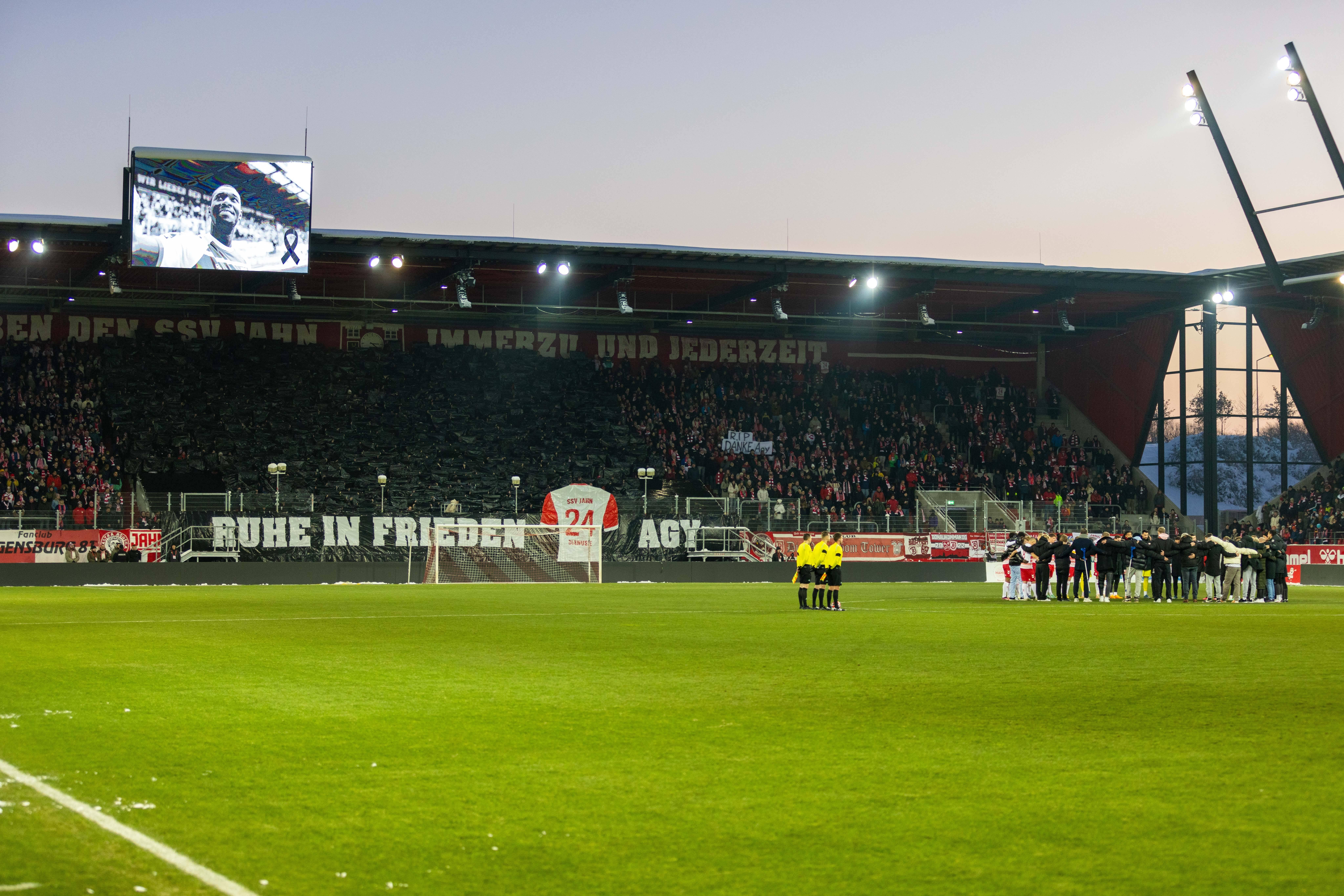 Gedenkminute des SSV Jahn Regensburg am 3. Dezember 2024 gegen Freiburg II