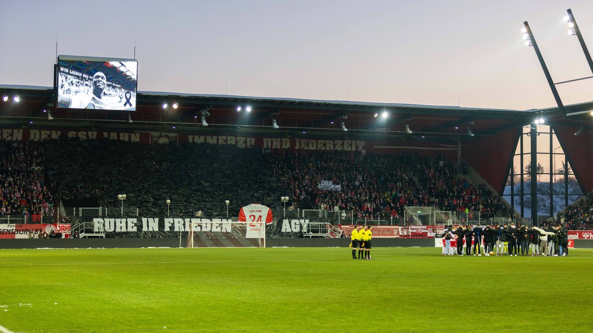 Gedenkminute des SSV Jahn Regensburg am 3. Dezember 2024 gegen Freiburg II