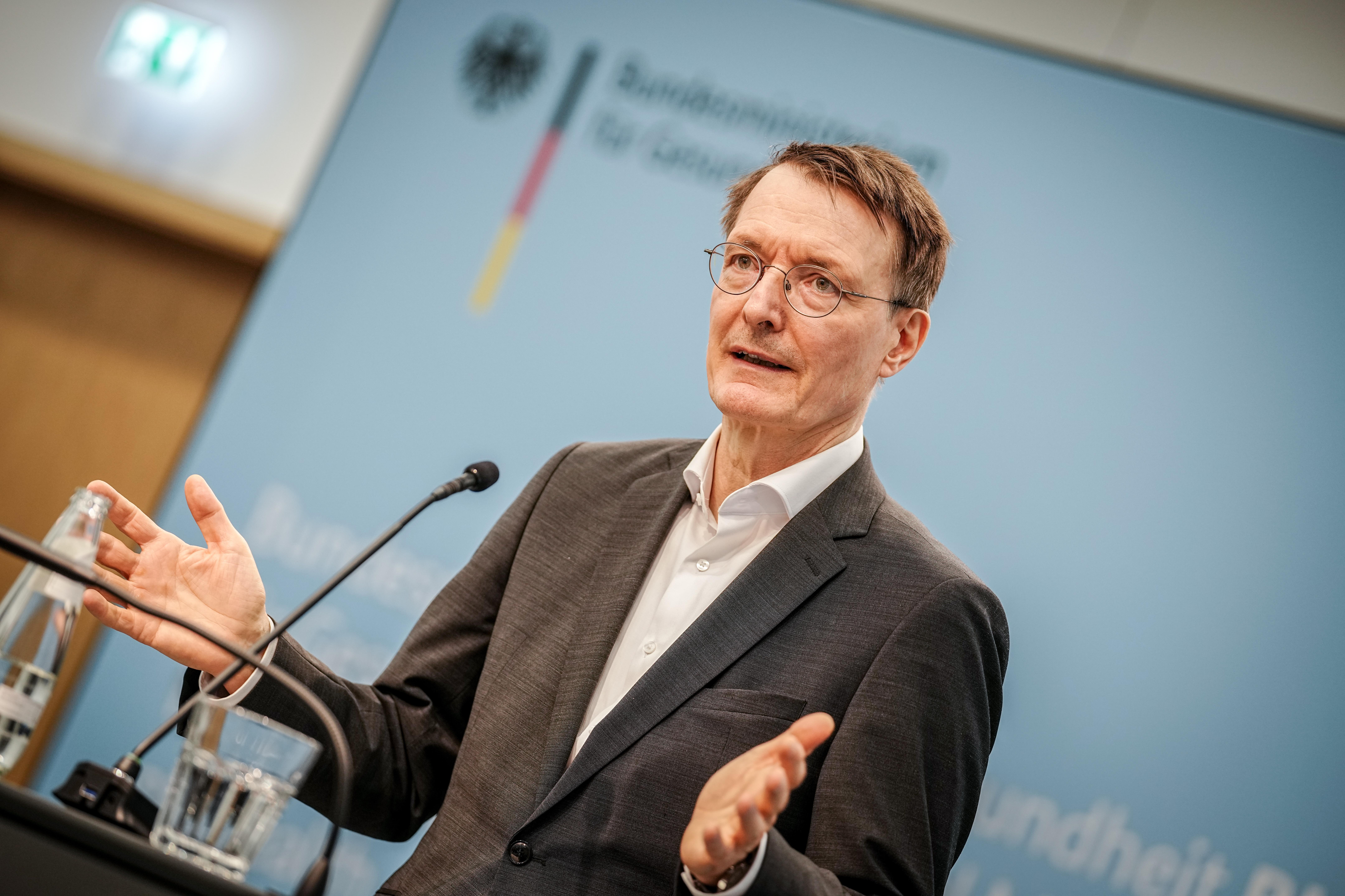 ARCHIV (11.04.2024): Karl Lauterbach (SPD), Bundesminister für Gesundheit, gibt am Rande der Spitzengespräche zur geplanten Krankenhausreform eine Pressekonferenz in seinem Ministerium. 
