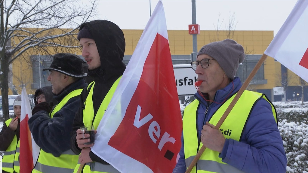 Mitten im Weihnachtsgeschäft hat die Gewerkschaft Verdi die Beschäftigten von Ikea in Fürth zu einem ganztägigen Streik aufgerufen. Unter dem Motto "Auch wir haben gesunde Weihnachten ver.dient" gab es am Vormittag eine Kundgebung vor dem Möbelhaus. 