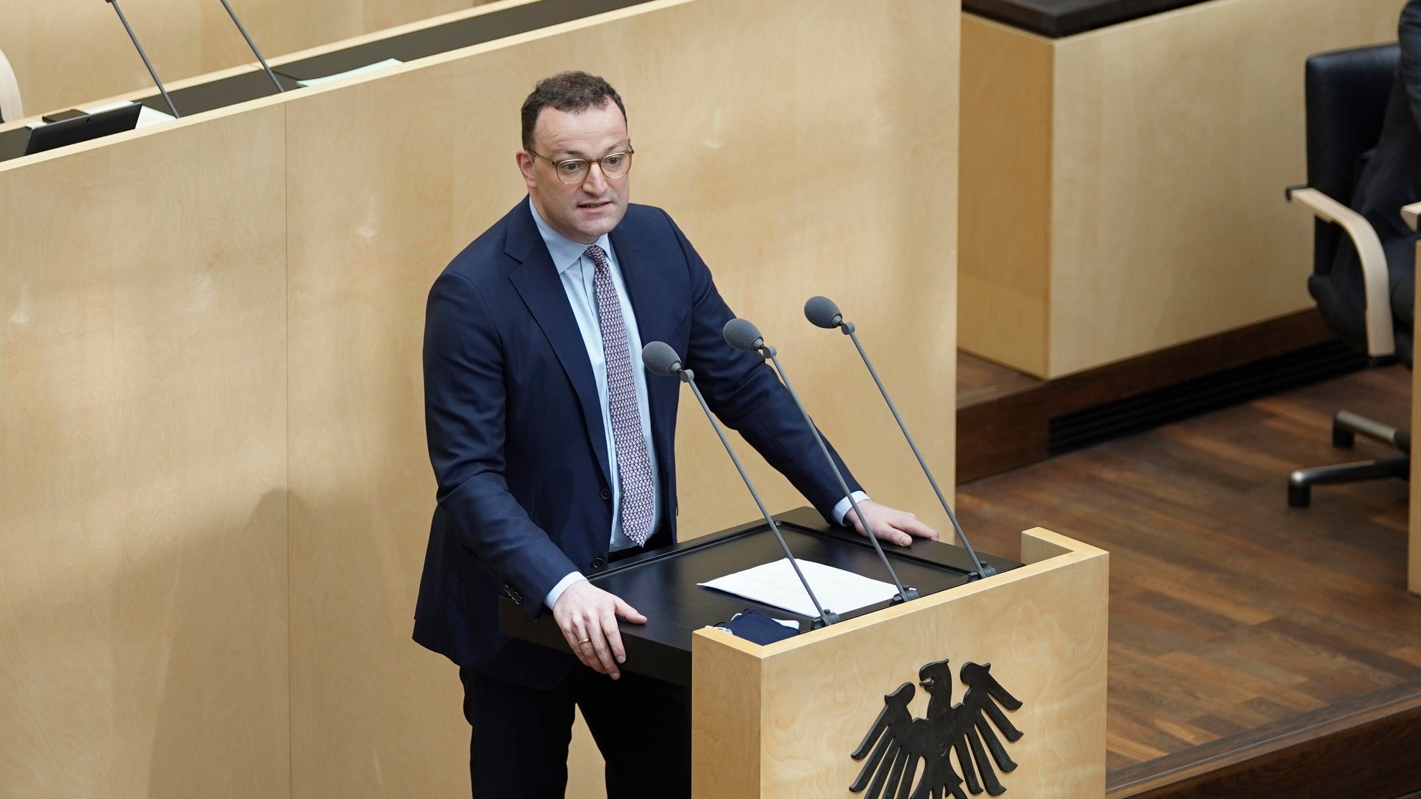 Bundesgesundheitsminister Jens Spahn am Rednerpult im Plenarsaal des Bundesrats.