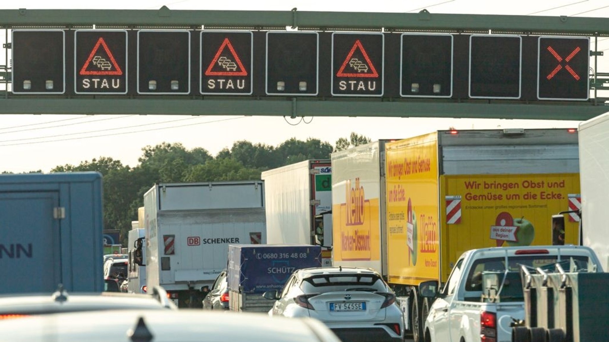 Symbolbild: Pkw und Lkw stehen nach einem Unfall auf der Autobahn dicht an dicht im Stau.