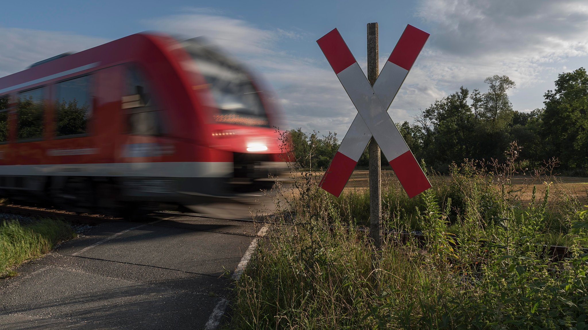 Unbeschrankter Bahnübergang (Symbolbild)