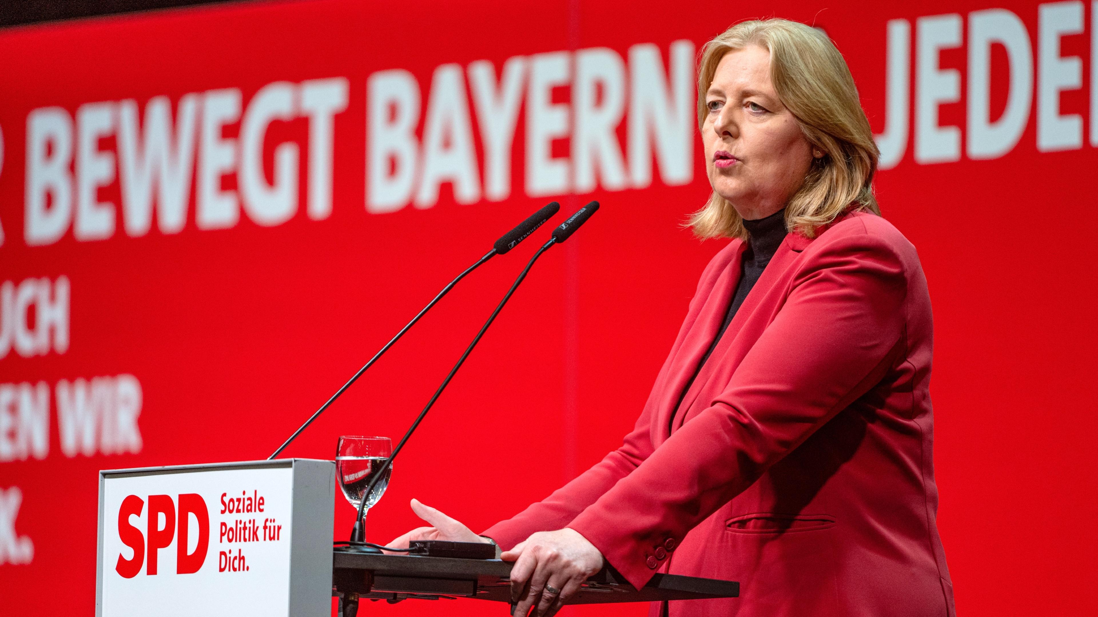 Bärbel Bas, Bundesministerin für Arbeit und Soziales und Co-Parteivorsitzende der SPD, spricht beim Landesparteitag der SPD in Landshut, Bayern.
