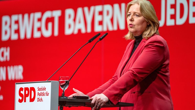 Bärbel Bas, Bundesministerin für Arbeit und Soziales und Co-Parteivorsitzende der SPD, spricht beim Landesparteitag der SPD in Landshut, Bayern. | Bild: picture alliance/dpa | Armin Weigel Bärbel Bas, Bundesministerin für Arbeit und Soziales und Co-Parteivorsitzende der SPD, spricht beim Landesparteitag der SPD in Landshut, Bayern.