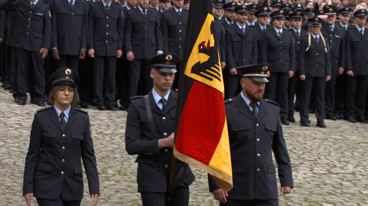 700 angehende Bundespolizisten auf dem Domplatz in Bamberg. 