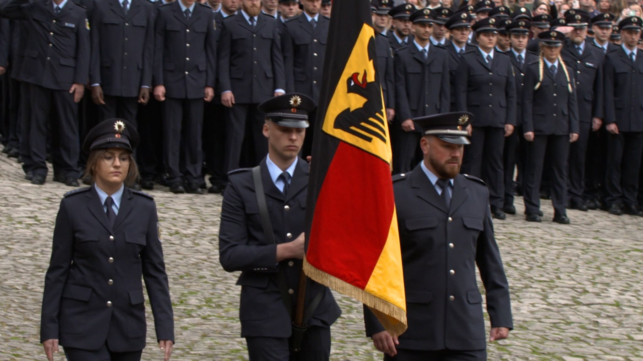 700 angehende Bundespolizisten auf dem Domplatz in Bamberg. 