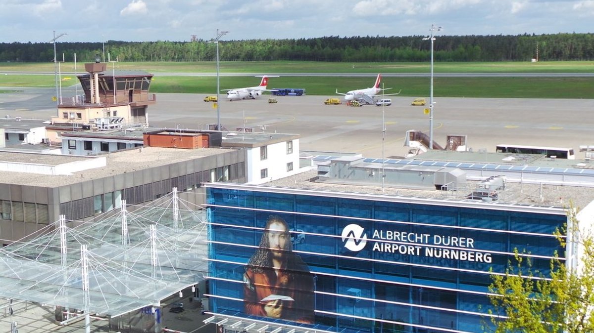 Flughafengebäude und Rollbahn am Flughafen Nürnberg.