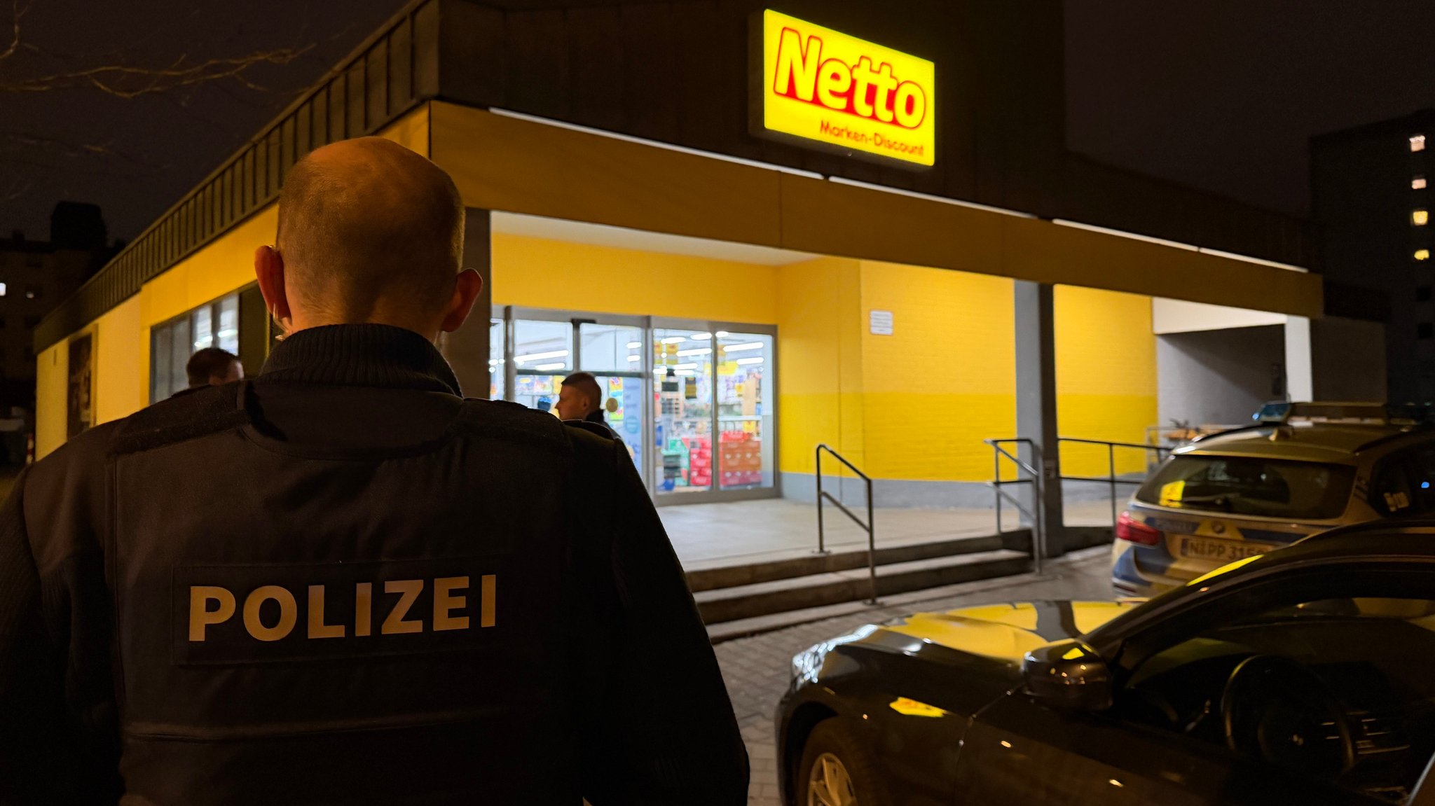 Bewaffneter Überfall auf Supermarkt – Großfahndung am Abend | Bild: NEWS5 / Sven Grundmann Bewaffneter Überfall auf Supermarkt – Großfahndung am Abend