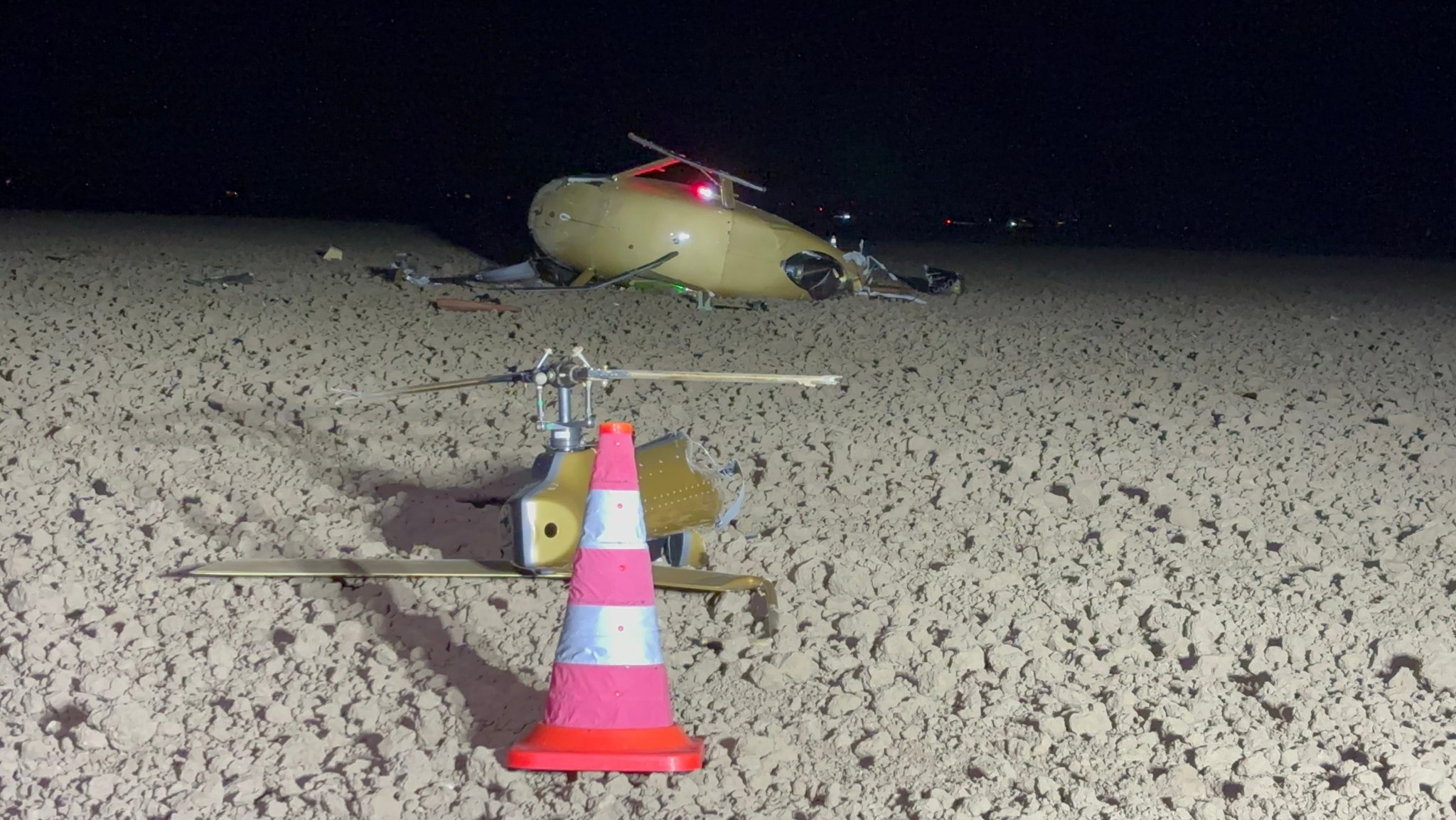 Ein Hubschrauber ist am Donnerstagabend bei Straßkirchen, im Landkreis Straubing-Bogen, abgestürzt.