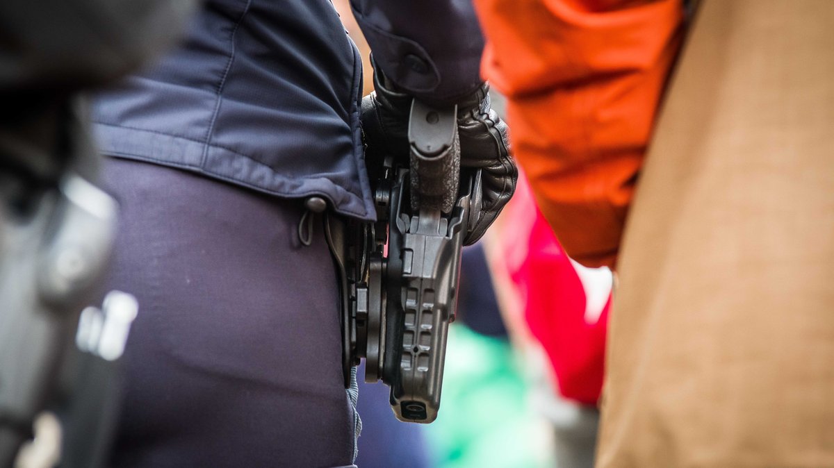Trio prügelt Polizisten in Zivil zu Boden – Beamter zieht Waffe