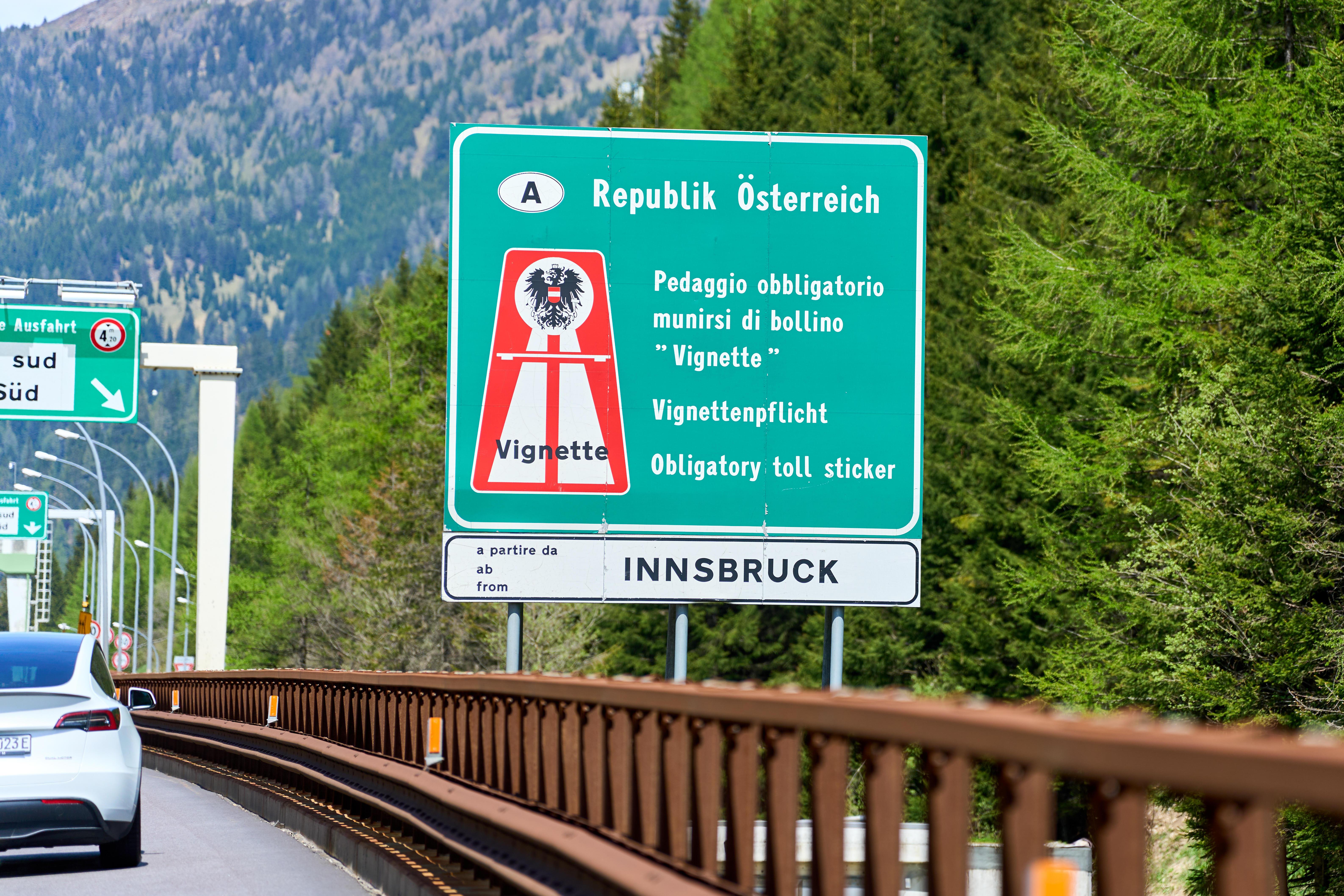 (Symbolbild) Hinweis zur Vignettenpflicht auf der Autobahn in Österreich