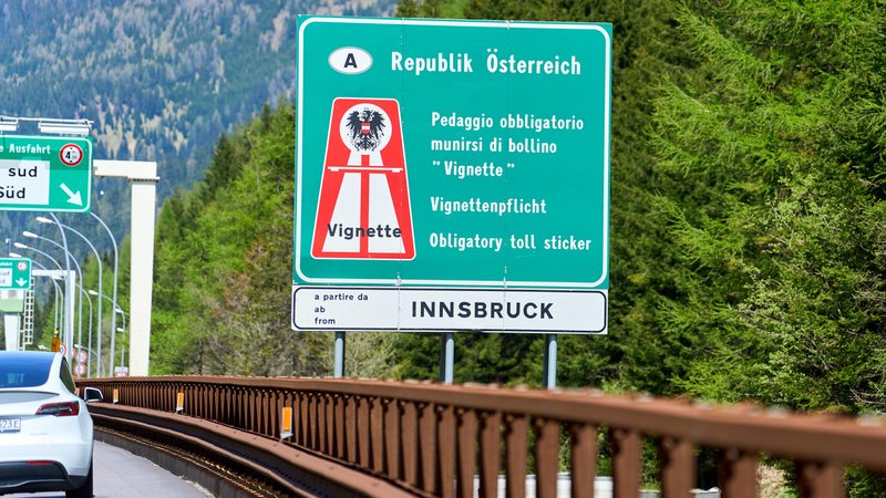 (Symbolbild) Hinweis zur Vignettenpflicht auf der Autobahn in Österreich | Bild: picture alliance / CHROMORANGE | Michael Bihlmayer (Symbolbild) Hinweis zur Vignettenpflicht auf der Autobahn in Österreich