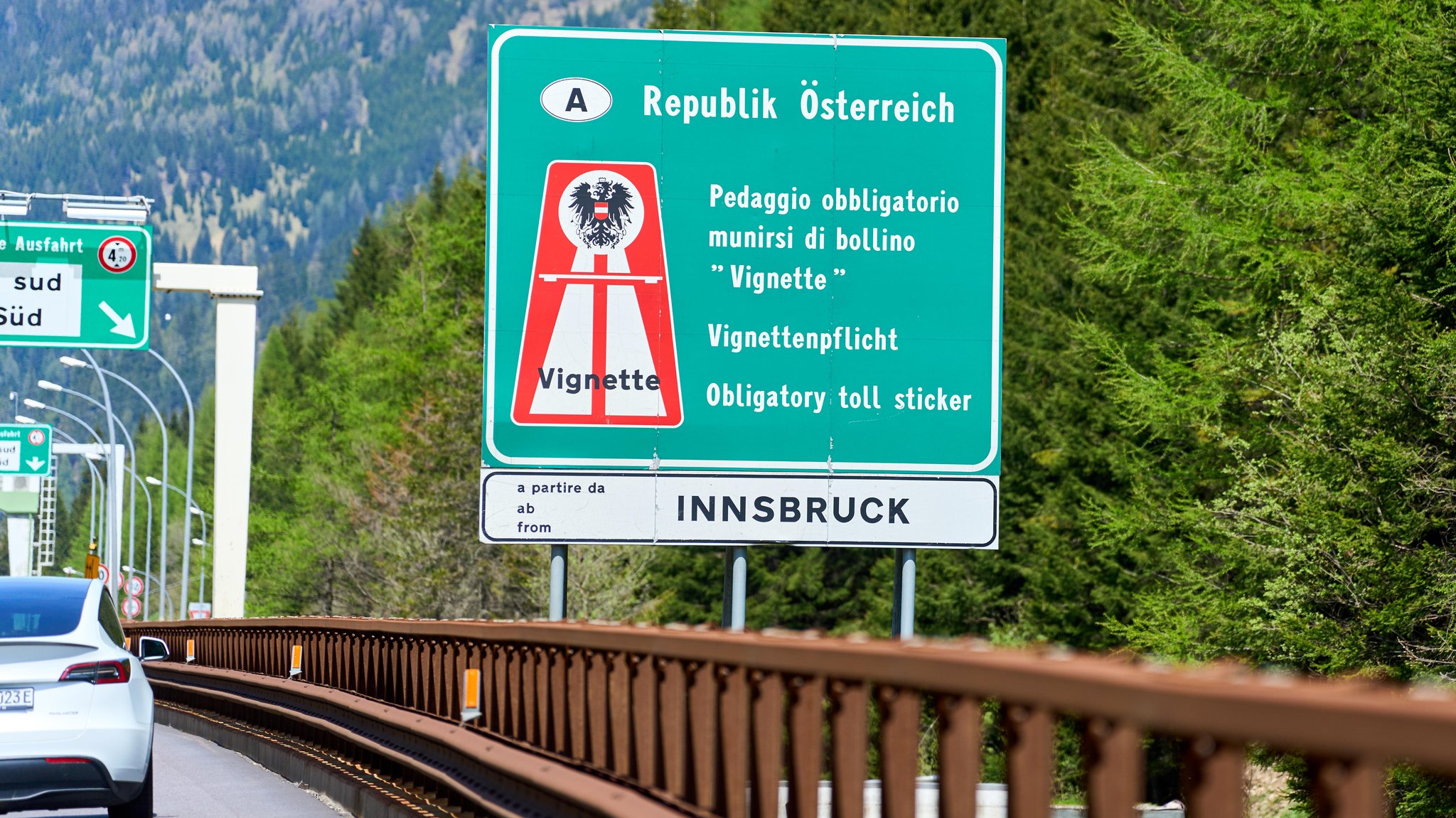 (Symbolbild) Hinweis zur Vignettenpflicht auf der Autobahn in Österreich