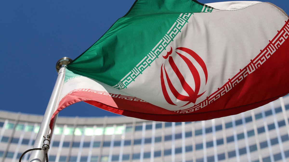 Iranische Flagge vor einem UN-Gebäude