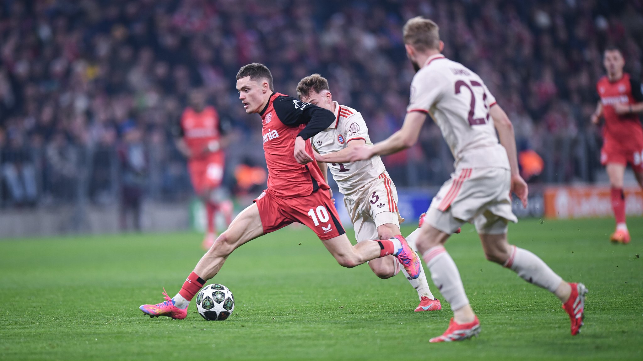Florian Wirtz (Bayer Leverkusen) im Duell mit dem FC Bayern.