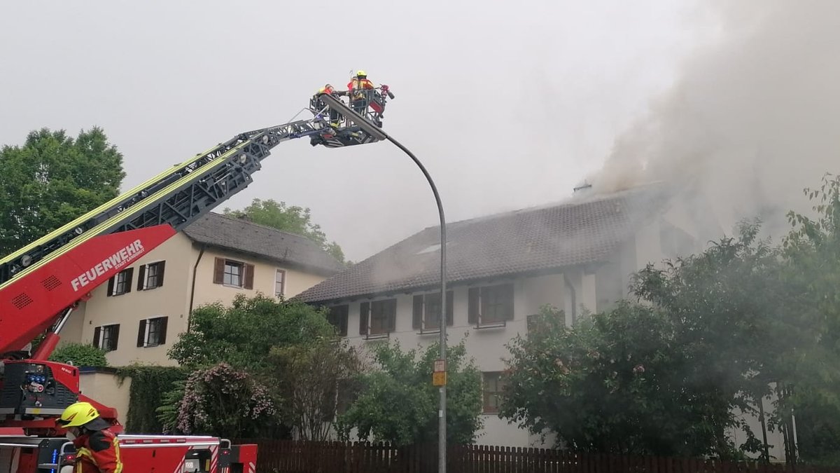 Der Dachstuhl eines Hauses hat nach einem Blitzschlag Feuer gefangen