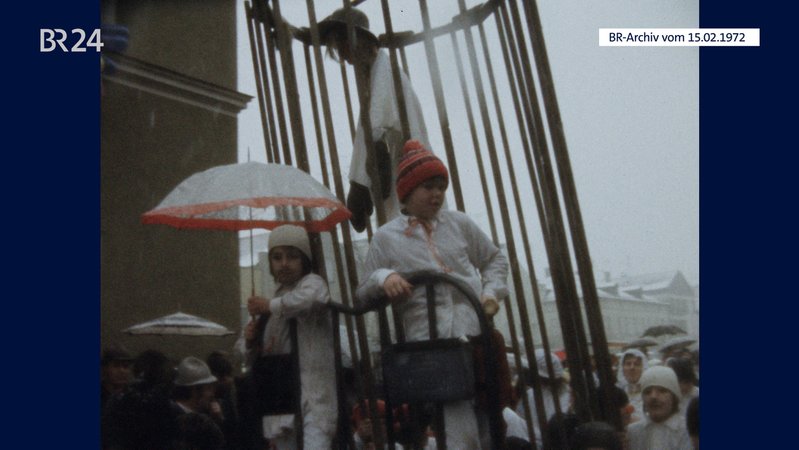 Umzug in Dorfen mit Hemadlenz im Käfig | Bild: BR-Archiv Umzug in Dorfen mit Hemadlenz im Käfig