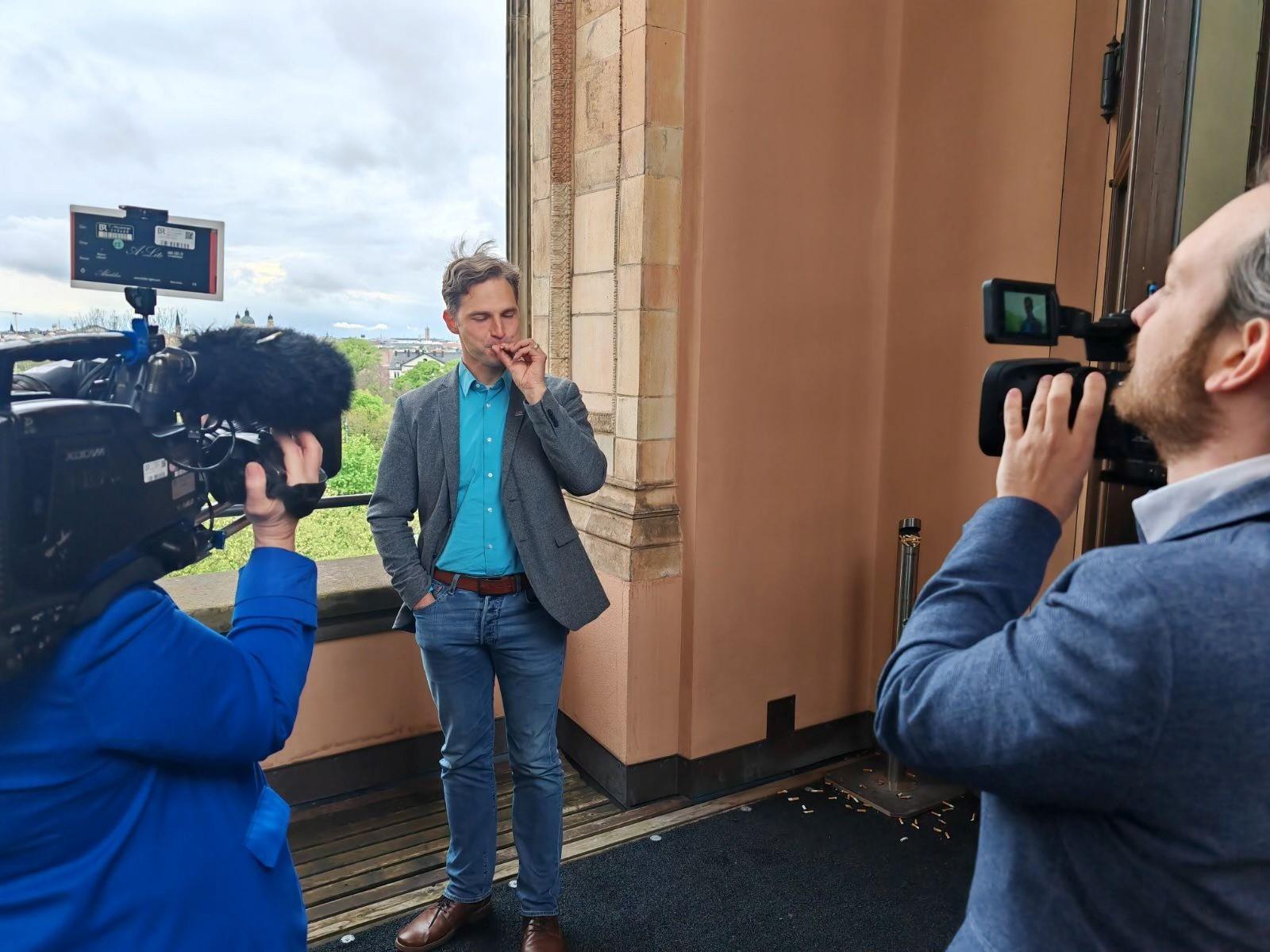 Der Grünen-Abgeordnete Toni Schuberl raucht einen Joint | Bild:Benjamin Adjei