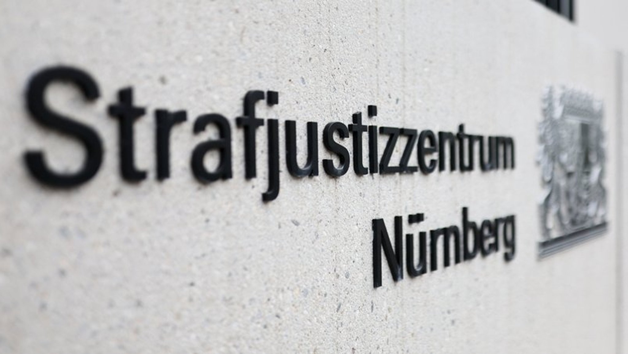 Eingang zum Nürnberger Justizgebäude