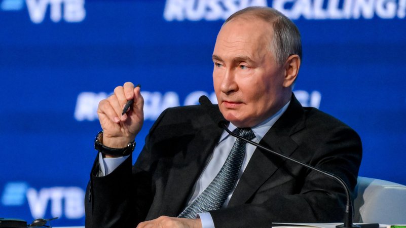 Der russische Präsident am Mikrofon | Bild: Grigory Sysoyev/Picture Alliance Der russische Präsident am Mikrofon